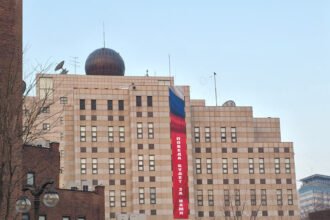 Kedubes Rusia di Seoul Pasang Spanduk Kemenangan Akan Jadi Milik Kita, Korsel Meradang (chosun.com)