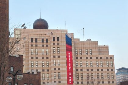 Kedubes Rusia di Seoul Pasang Spanduk Kemenangan Akan Jadi Milik Kita, Korsel Meradang (chosun.com)