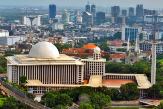 Ilustri gambar Masjid Istiqlal. Sumber: musnahterinjak - https://web.archive.org/web/20161020022409/http://www.panoramio.com/photo/64637421, CC BY 3.0, https://id.wikipedia.org/w/index.php?curid=3477634