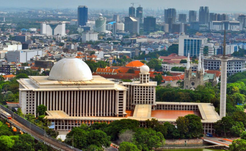 Ilustri gambar Masjid Istiqlal. Sumber: musnahterinjak - https://web.archive.org/web/20161020022409/http://www.panoramio.com/photo/64637421, CC BY 3.0, https://id.wikipedia.org/w/index.php?curid=3477634