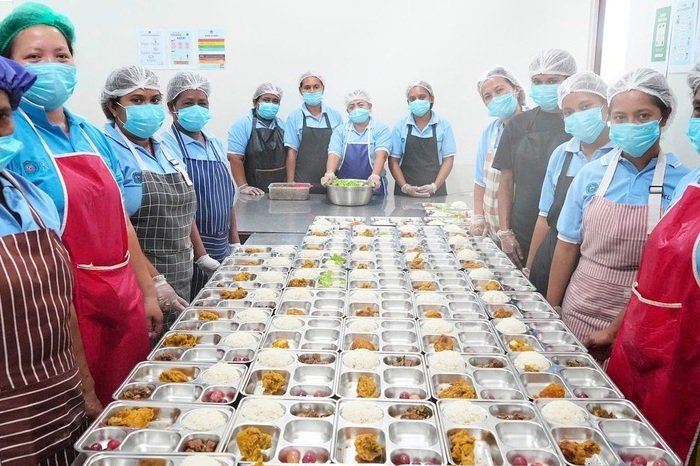 Babah Alun menilai Program Makan Bergizi Gratis justru memperluas lapangan kerja dan menggerakkan UMKM daerah.