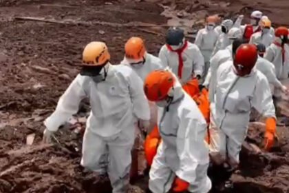 Tim SAR gabungan berupaya mengevakuasi korban longsor di Cisarua, Kabupaten Bandung Barat, Jawa Barat, Senin (2/2/2026).