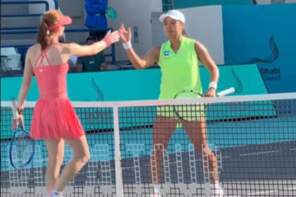 Janice Tjen selebrasi usai memastikan kemenangan di laga perdana Abu Dhabi Open 2026.