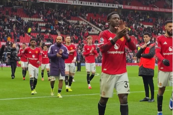 Manchester United memanfaatkan kartu merah Cristian Romero untuk menundukkan Tottenham Hotspur 2-0 di Old Trafford.
