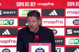 Ketegangan memuncak! Diego Simeone memprovokasi Lamine Yamal dengan gestur tiga jari usai Atletico kalahkan Barcelona. Panasnya semifinal Copa del Rey belum berakhir!