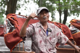 Presiden Prabowo Subianto menyerahkan becak listrik kepada puluhan penarik becak lansia di Kediri melalui program Gerakan Solidaritas Nasional (GSN).