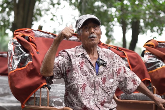 Presiden Prabowo Subianto menyerahkan becak listrik kepada puluhan penarik becak lansia di Kediri melalui program Gerakan Solidaritas Nasional (GSN).