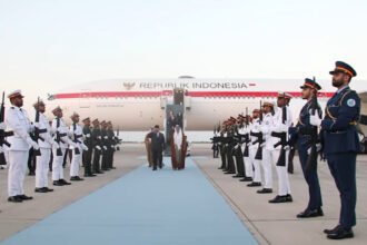 Prabowo Subianto disambut dengan upacara kehormatan di Abu Dhabi, memperkuat diplomasi strategis Indonesia-PEA.