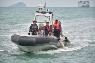 TNI AL Evakuasi 28 ABK Kapal Terbakar di Selat Sunda, 1 Tewas