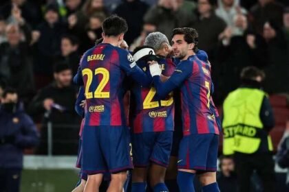 Barcelona dan Real Madrid bersaing ketat di puncak klasemen Liga Spanyol, sementara Atletico Madrid tertinggal jauh.