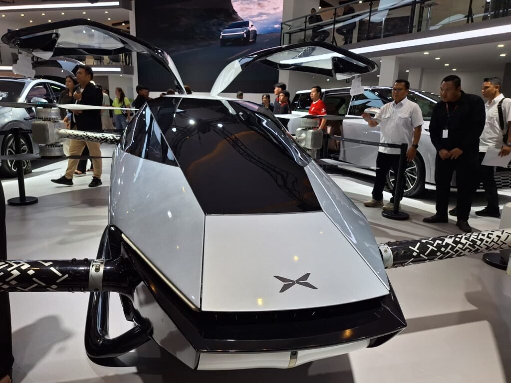 Momen Menko AHY Terpukau "Jajal" Mobil Terbang di IIMS 2026 2 Momen Menko AHY Terpukau "Jajal" Mobil Terbang di IIMS 2026