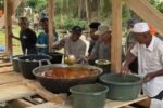 Warga Aceh Utara bergotong royong memasak Kuah Beulangong dari sapi sedekah Presiden Prabowo Subianto untuk tradisi Meugang, Selasa (17/2).