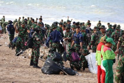 Aksi Bersih Pantai Kuta, TNI AU Turun Tangan Dukung Penanganan Sampah di Bali