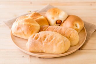 Toko Roti Terkenal Pecat Karyawan, Setelah Ketahuan Bersihkan Rak Etalase Pakai Sapu