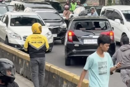 Drama Mobil Calya Lawan Arah Tabrak Kendaraan : Sopirnya Bengong, Penumpangnya Santai