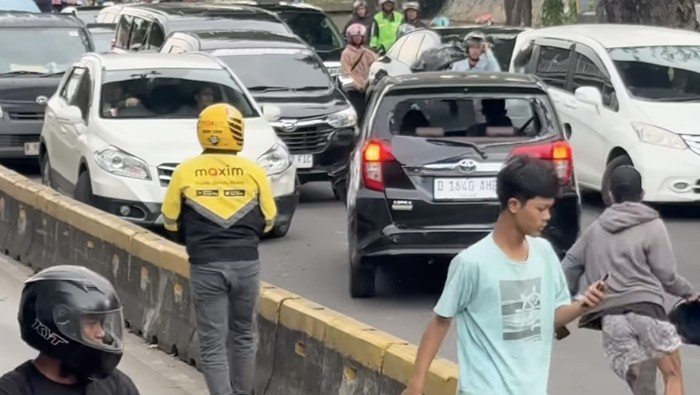 Drama Mobil Calya Lawan Arah Tabrak Kendaraan : Sopirnya Bengong, Penumpangnya Santai