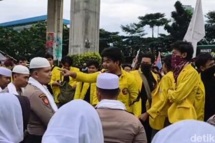 Tak Terpancing Meski Dimaki, Polisi Berpeci Tunjukkan Wajah Sabar Kawal Aksi Mahasiswa