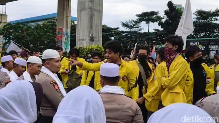 Tak Terpancing Meski Dimaki, Polisi Berpeci Tunjukkan Wajah Sabar Kawal Aksi Mahasiswa