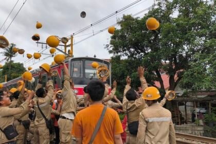 Momen Helm Kuning Melayang ke Udara Usai Kereta Bandara Berhasil Dievakuasi