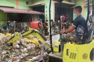 Prajurit TNI bersama warga membersihkan fasilitas umum dan rumah ibadah sebagai bagian dari percepatan pemulihan pascabencana di Sumatra.