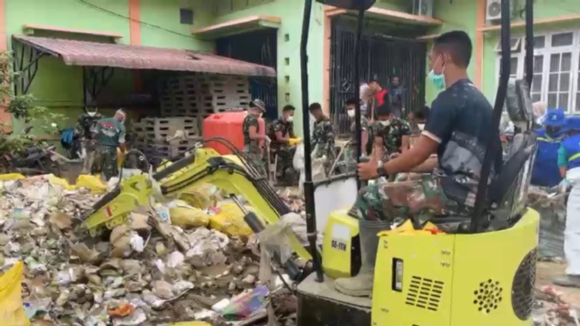 Prajurit TNI bersama warga membersihkan fasilitas umum dan rumah ibadah sebagai bagian dari percepatan pemulihan pascabencana di Sumatra.