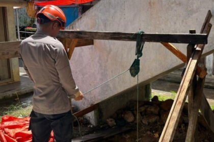 Polda Sumbar bersama warga membangun sumur air bersih untuk memenuhi kebutuhan masyarakat terdampak bencana di Kabupaten Agam.