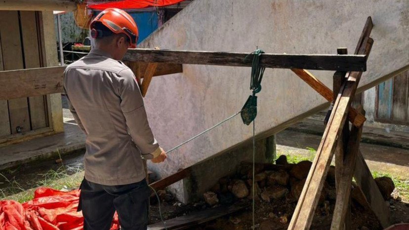 Polda Sumbar bersama warga membangun sumur air bersih untuk memenuhi kebutuhan masyarakat terdampak bencana di Kabupaten Agam.