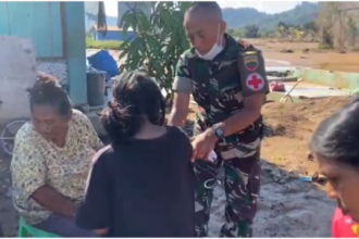 Dokter dan tenaga kesehatan TNI memberikan pelayanan kesehatan gratis dengan mendatangi rumah warga terdampak banjir di Sumatra Utara.