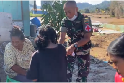 Dokter dan tenaga kesehatan TNI memberikan pelayanan kesehatan gratis dengan mendatangi rumah warga terdampak banjir di Sumatra Utara.