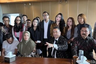 Tangis Ibu Fandi di Depan Hotman Paris : Anaknya Tulang Punggung Keluarga, Bukan Bandar Narkoba