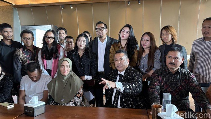 Tangis Ibu Fandi di Depan Hotman Paris : Anaknya Tulang Punggung Keluarga, Bukan Bandar Narkoba