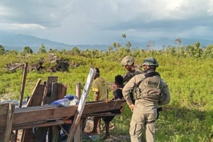 Satgas Operasi Damai Cartenz Menangkan Hati Warga Papua Lewat Patroli Humanis