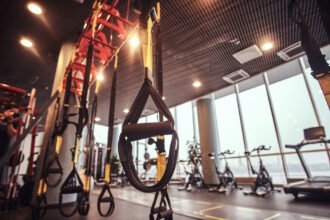 Nge-Gym Sendiri Tetap Bisa Sukses, Tapi Kapan Harus Pakai Personal Trainer?
