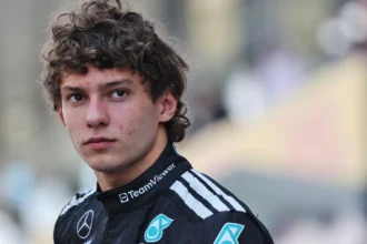 Kimi Antonelli Tabrak Pagar Pembatas Jalan Saat Kendarai Mobil Super Langka