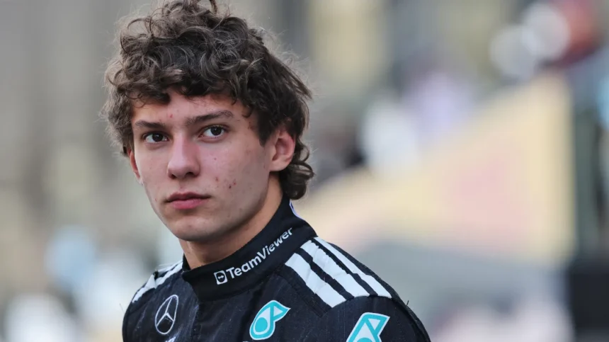 Kimi Antonelli Tabrak Pagar Pembatas Jalan Saat Kendarai Mobil Super Langka