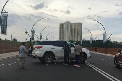 Bak Film Laga, Ambulans Hadang Fortuner Putih di Bogor yang Diduga Terlibat Tabrak Lari