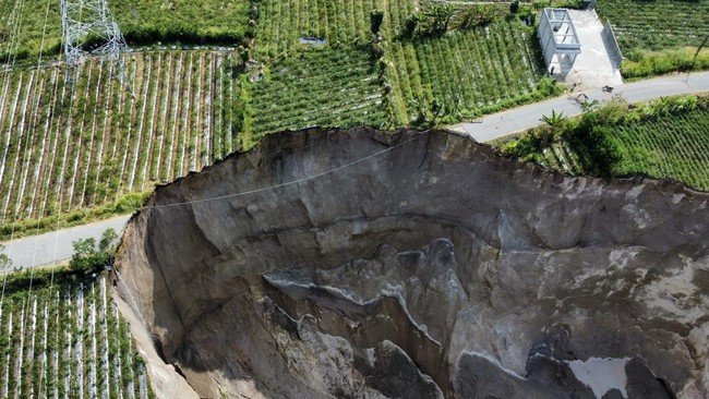 Misteri Lubang Raksasa Terpecahkan: Bukan Sinkhole, Tapi Ngarai yang Sedang Terbentuk