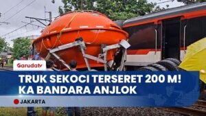 Gawat! Detik-detik KA Bandara Soetta Tabrak Truk Sekoci Sampai Anjlok, Jadwal KRL Tangerang Lumpuh!