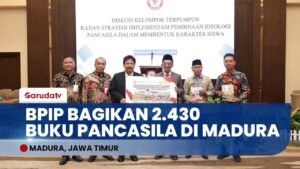 BENTUK KARAKTER SISWA! BPIP Perkuat Ideologi Pancasila di Pamekasan & Bagikan Ribuan Buku Teks Utama