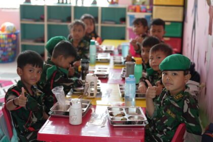 Presiden Prabowo menegaskan Program Makan Bergizi Gratis sebagai fondasi keadilan sosial, penguatan ekonomi desa, dan investasi strategis menuju Indonesia Emas 2045.