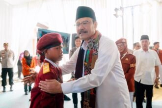 Gus Ipul berbincang dengan Anang, siswa SRT 44 Kebumen, dalam kunjungan yang menyoroti peran negara bagi anak-anak dari keluarga kurang mampu.
