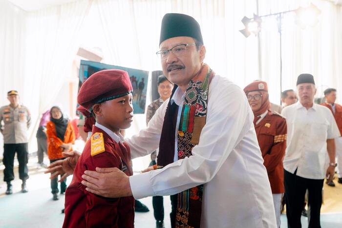 Gus Ipul berbincang dengan Anang, siswa SRT 44 Kebumen, dalam kunjungan yang menyoroti peran negara bagi anak-anak dari keluarga kurang mampu.