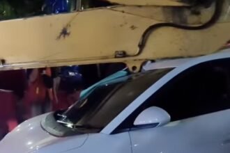 Gara-gara Tak Sabar Menunggu, Mobil Listrik Mewah Tertimpa Lengan Ekskavator