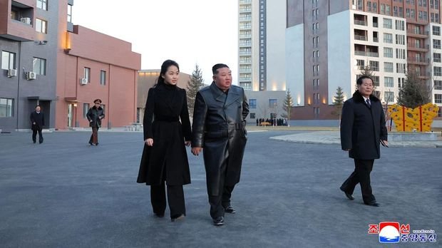 Kacamata Gucci dan Jaket Kulit: Gaya Mewah Anak Kim Jong Un di Tengah Barisan Rudal Balistik
