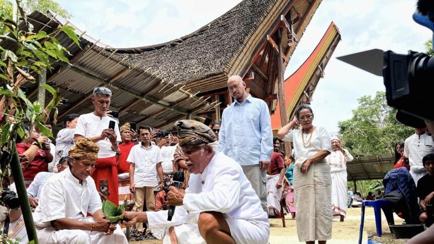 Jalani Sidang Adat di Tana Toraja, Pandji Pragiwaksono Disanksi 1 Babi dan 5 Ayam