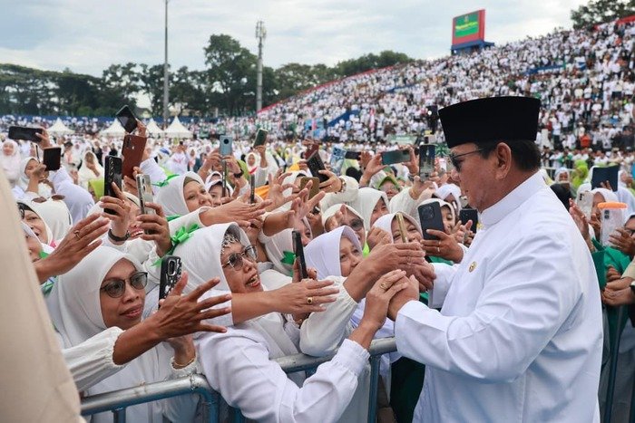 Presiden Prabowo Subianto berpidato di hadapan ratusan ribu warga Nahdlatul Ulama dalam Mujahadah Kubro Satu Abad NU di Stadion Gajayana, Malang.