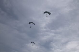 Korpasgat TNI AU Tunjukkan Keahlian Terjun Payung di Biak