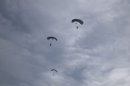 Korpasgat TNI AU Tunjukkan Keahlian Terjun Payung di Biak