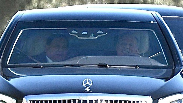 Momen Hangat Raja Abdullah II Sopiri Presiden Prabowo ke Bandara