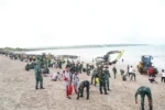 Ribuan personel Kodam IX/Udayana bersama masyarakat melakukan aksi bersih-bersih di Pantai Kedonganan, Badung, Bali. (Foto: Kodam IX/Udayana)